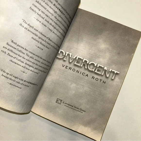 DIVERGENT by Veronica Roth 📚 Paperback Book - Picture 8 of 9